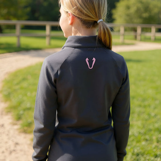 Détail tissu technique stretch et logo sur veste enfant Vengoh Lily Pink - Liberté de mouvement