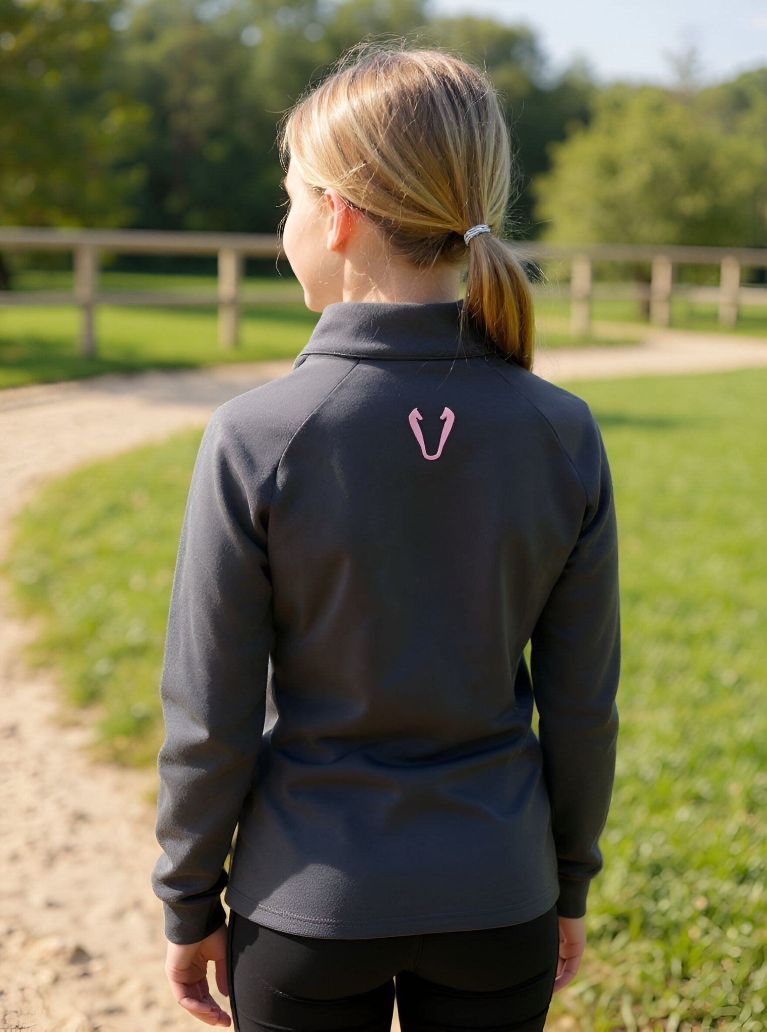 Détail tissu technique stretch et logo sur veste enfant Vengoh Lily Pink - Liberté de mouvement