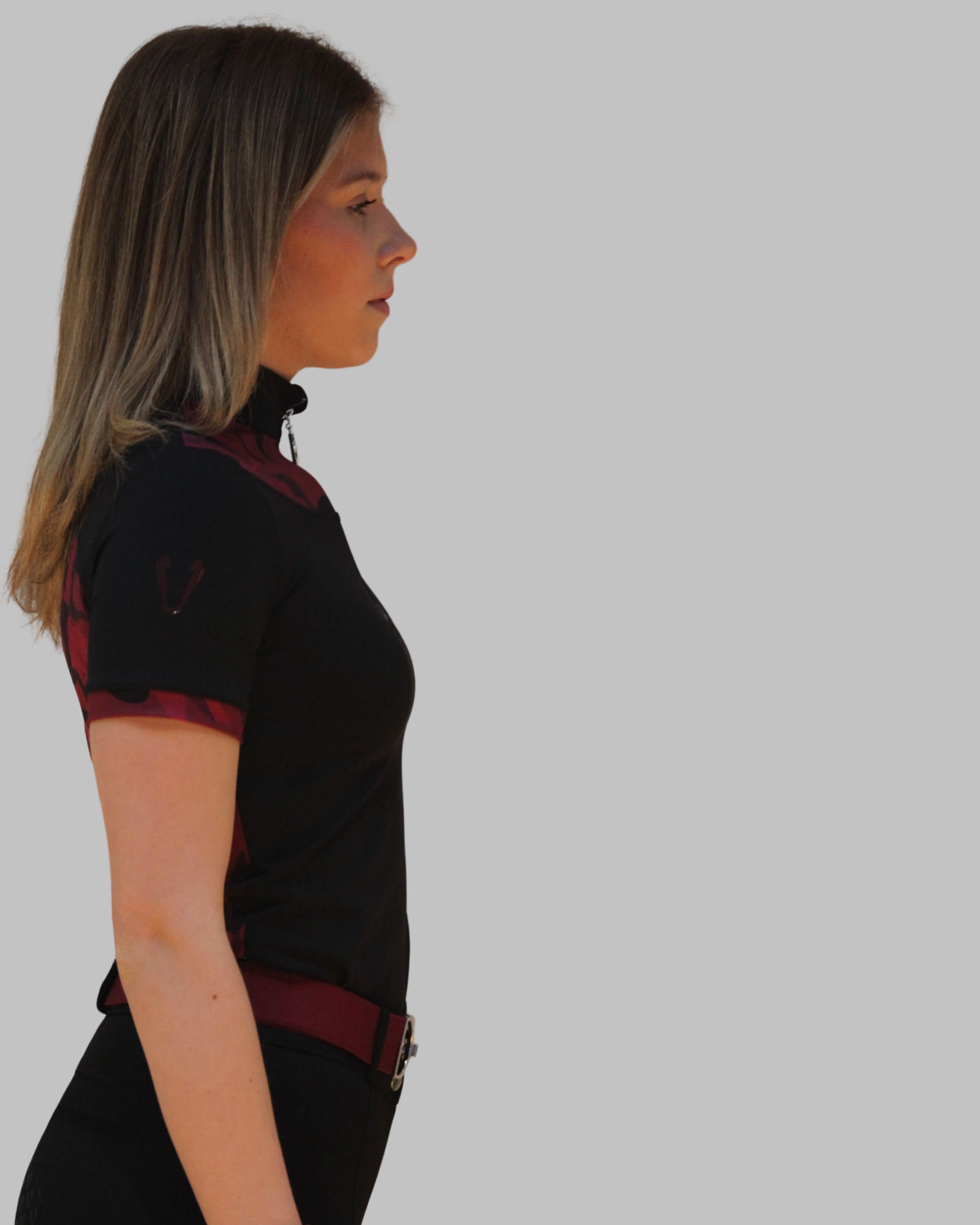 Détail tissu technique respirant et logo sur top Vengoh Daisy Burgundy - Confort et légèreté