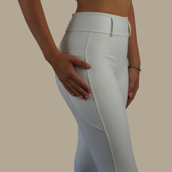 Détail assise full grip silicone sur leggings Vengoh Dahlia White - Adhérence et fixité en concours