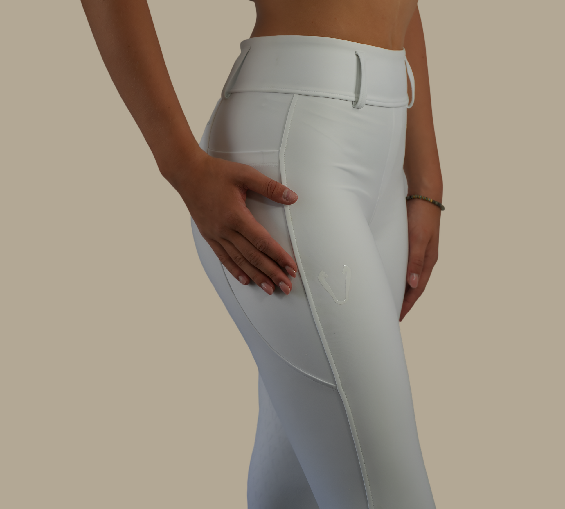 Détail assise full grip silicone sur leggings Vengoh Dahlia White - Adhérence et fixité en concours
