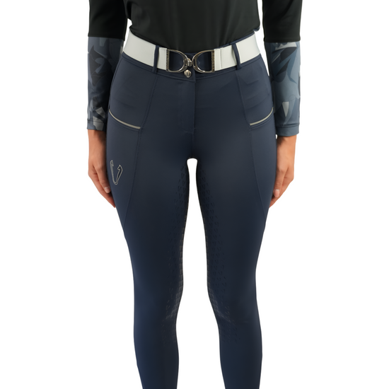 Détail tissu technique ultra stretch et logo sur pantalon Vengoh Camellia Navy - Confort optimal