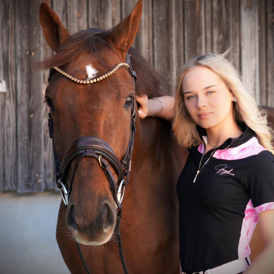 Détail tissu technique respirant et logo sur top Vengoh Daisy Pink - Confort et légèreté