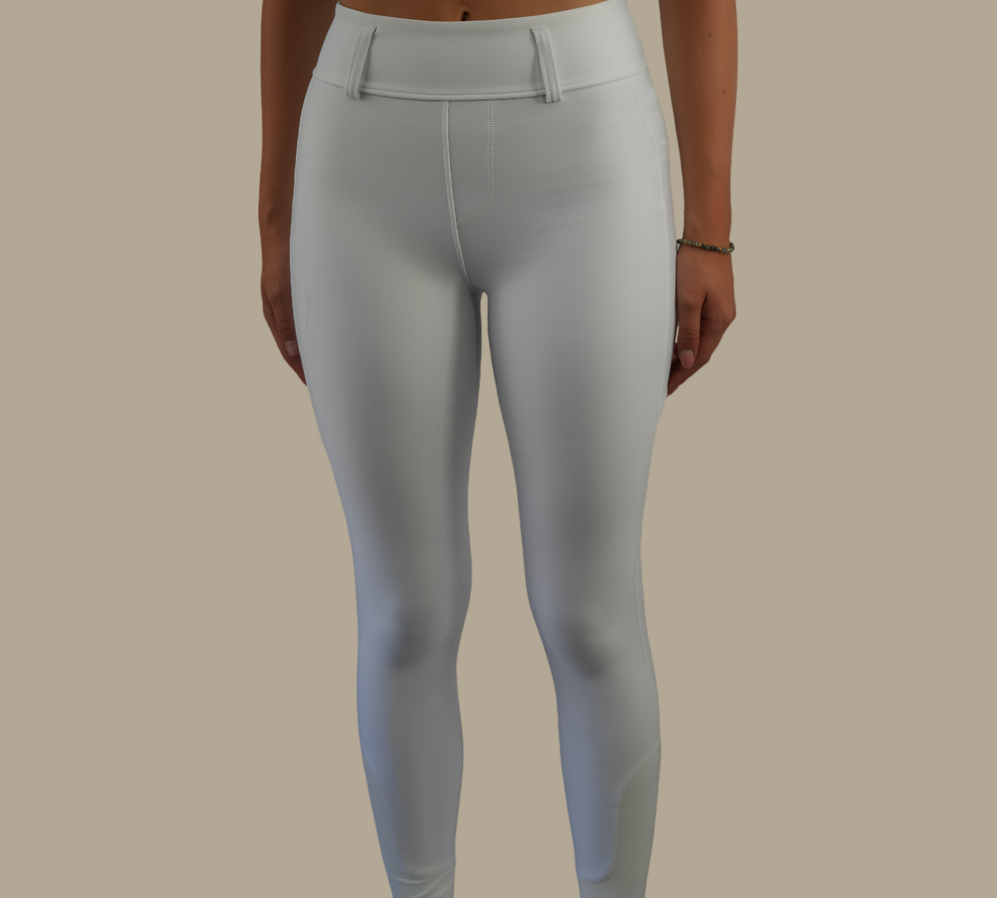 Maintien taille haute et silhouette galbante sur pantalon d'équitation leggings Vengoh Dahlia White Blanc