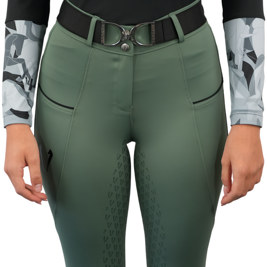 Détail tissu technique ultra stretch et logo sur pantalon Vengoh Camellia Sage Green - Confort optimal
