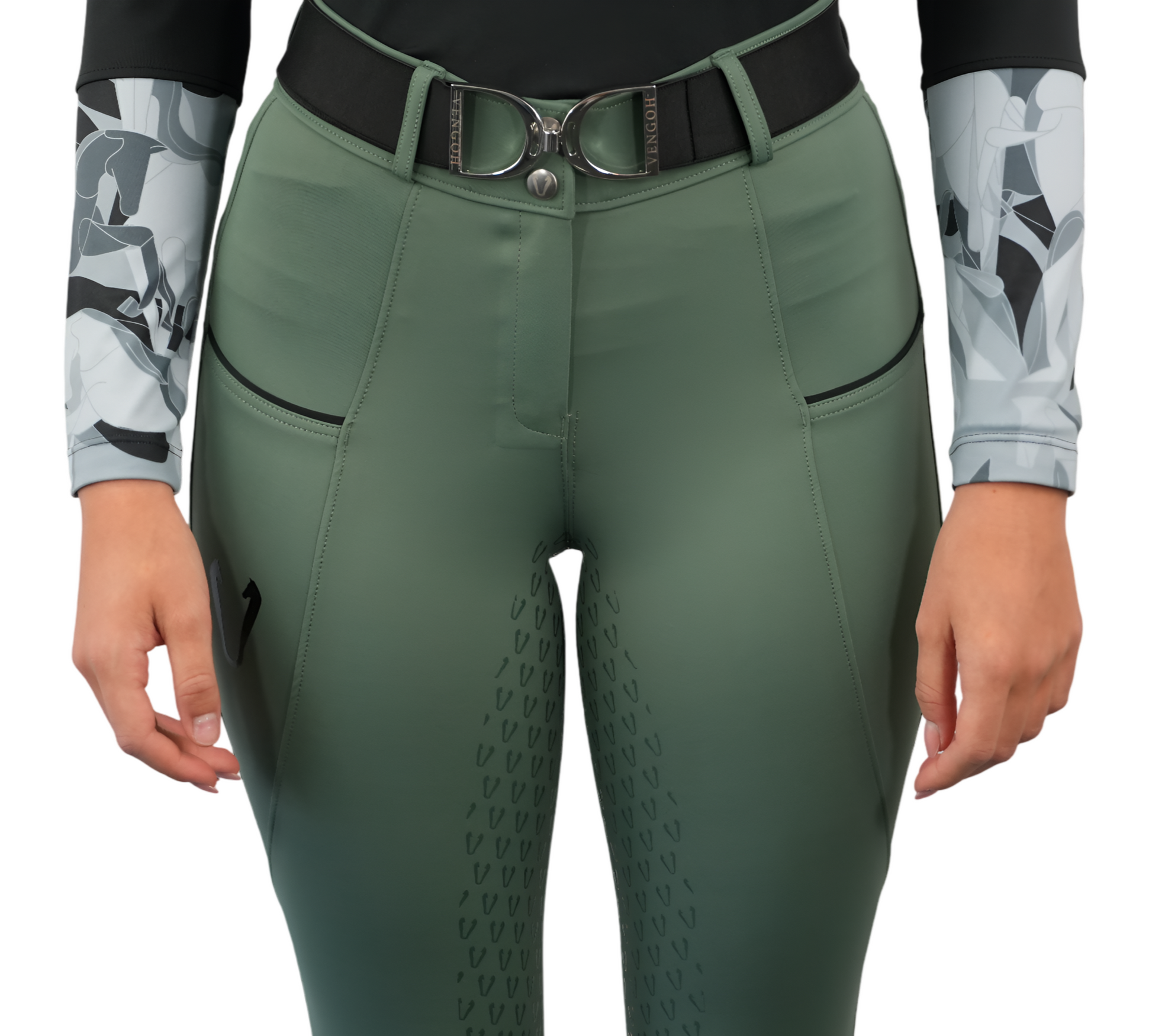 Détail tissu technique ultra stretch et logo sur pantalon Vengoh Camellia Sage Green - Confort optimal