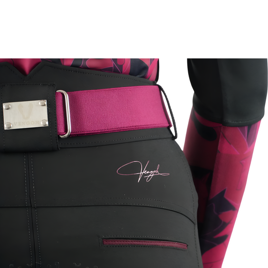 Détail finitions  Black et Burgundy sur pantalon Vengoh Iris - Coupe technique et élégante