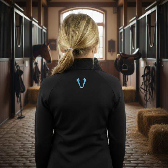 Détail tissu technique stretch et logo sur veste enfant Vengoh Lily Blue - Confort et souplesse