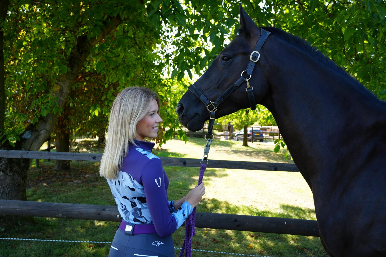 Coupe ajustée et design sportif sur top technique d'équitation Vengoh Azalea Purple Violet