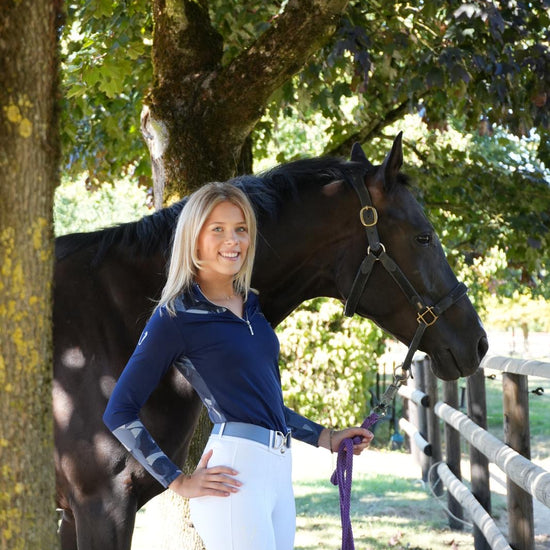 Coupe ajustée et design sportif sur top technique d'équitation Vengoh Azalea Navy Bleu Marine