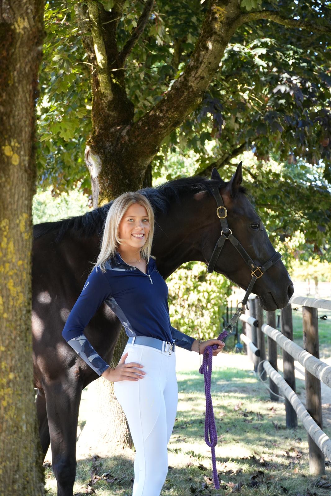 Coupe ajustée et design sportif sur top technique d'équitation Vengoh Azalea Navy Bleu Marine