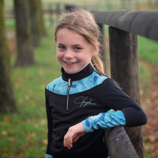 Détail tissu stretch respirant et logo sur top enfant Vengoh Azalea Blue - Douceur et confort