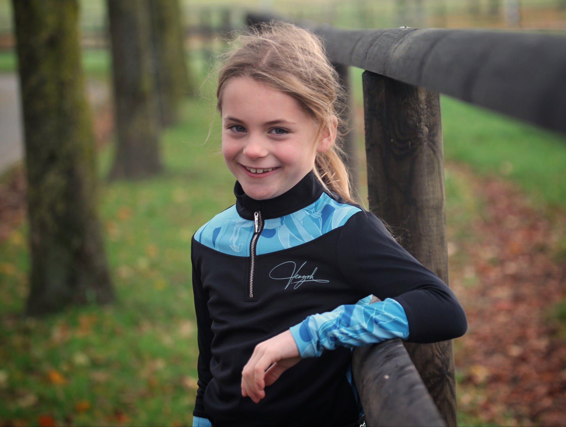 Détail tissu stretch respirant et logo sur top enfant Vengoh Azalea Blue - Douceur et confort
